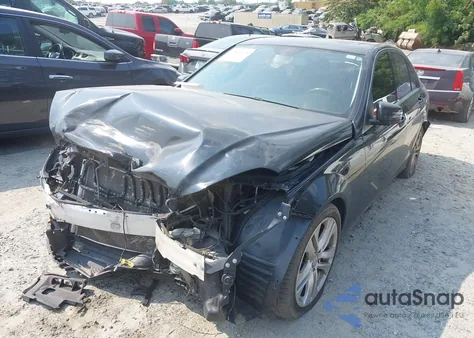 2013 Mercedes-Benz C 300 Luxury 4Matic/Sport 4Matic z USA, uszkodzony, nr VIN WDDGF8AB4DR279441